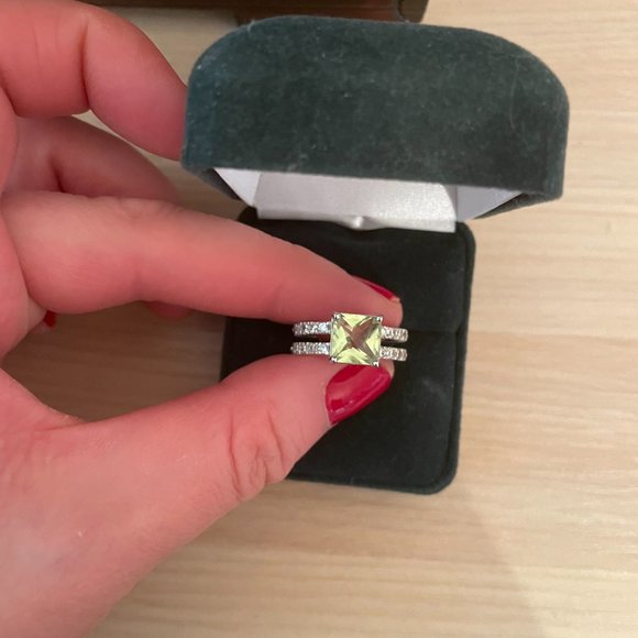 Peridot ring with cubic zirconia set on silver double band - Picture 6 of 6